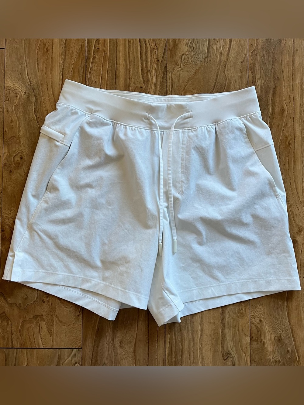 Lululemon NWOT Zeroed In shorts